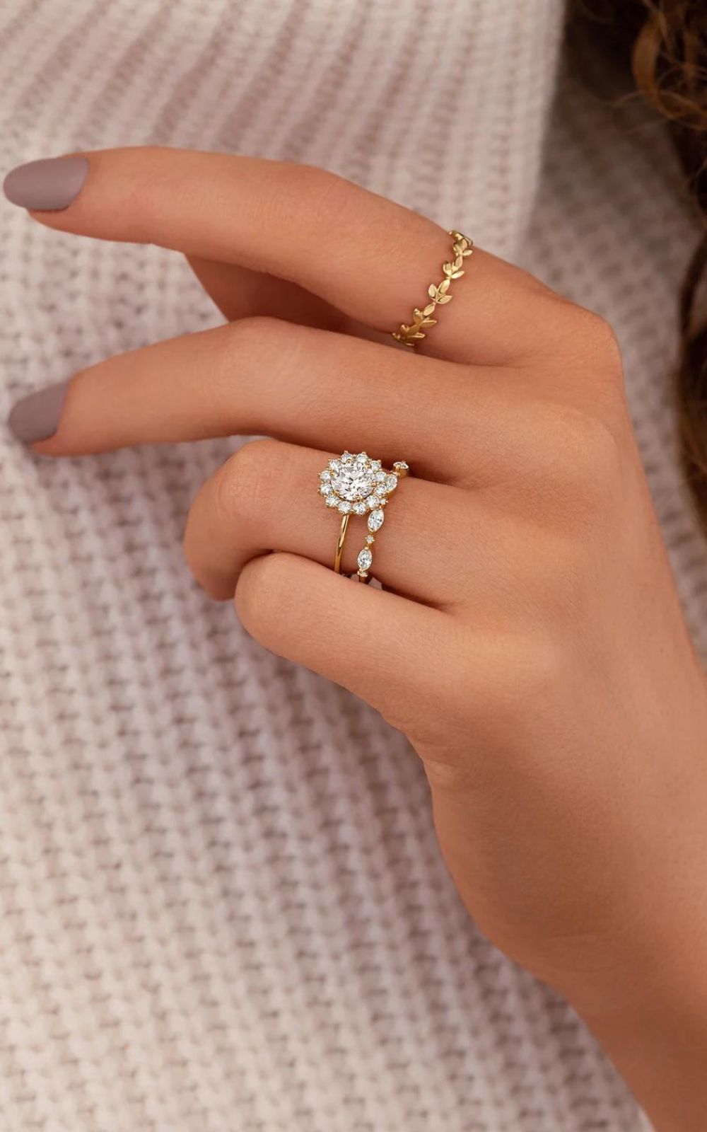 Round Engagement Rings: Top Ideas For The Fashionable Brides