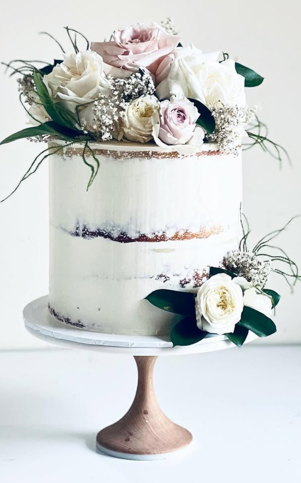 The Art Of Simplicity: How Naked Wedding Cakes Are Redefining Modern Weddings