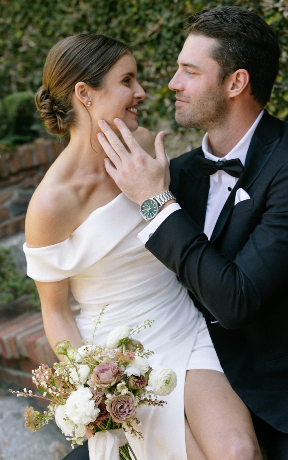 Must-Take Romantic Photos On Your Wedding Day