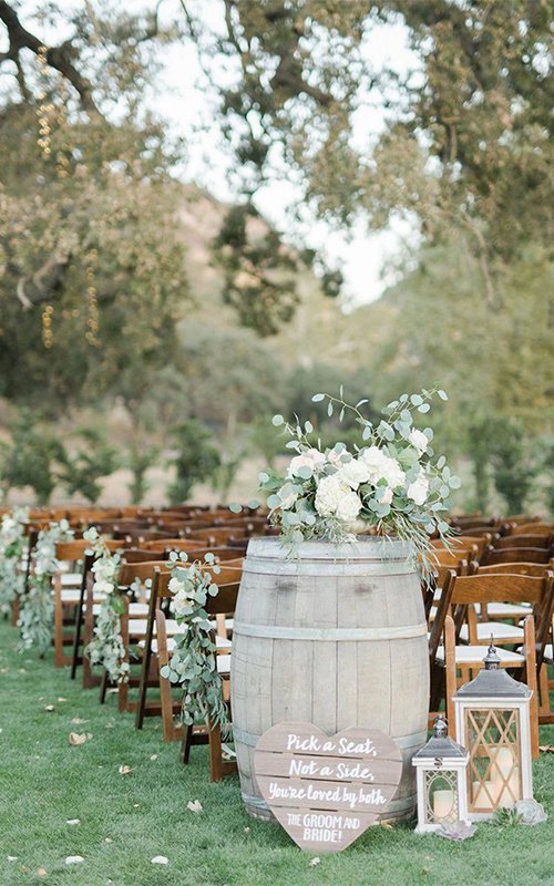 Rustic Wedding Decor: Embrace the Charm of Nature and Vintage Treasures