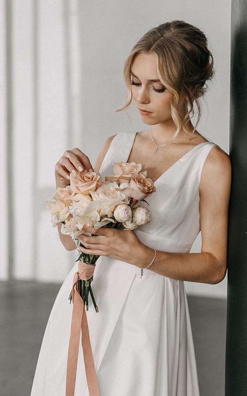 Small Wedding Bouquets: 33 Stunning Ideas + FAQs