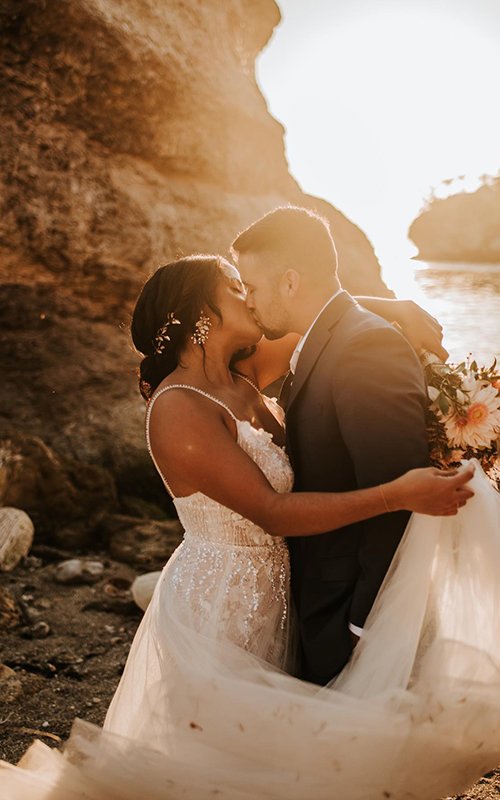 Breathtaking Wedding Kiss Photos: Amazing and Romantic Ideas