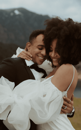 wedding entourage photo ideas happy newlyweds in nature